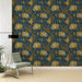 Une pièce moderne avec un papier peint floral bleu nuit et or, représentant des fleurs de lotus et des feuilles, créant une ambiance élégante et apaisante.