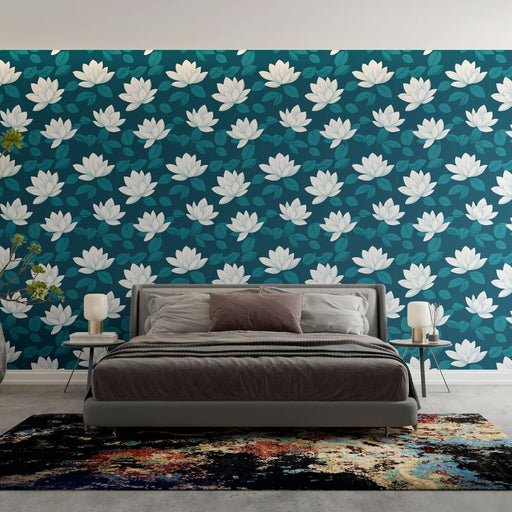 Une chambre moderne avec un papier peint floral bleu canard orné de grandes fleurs blanches et de feuilles vertes, créant une atmosphère apaisante et élégante.