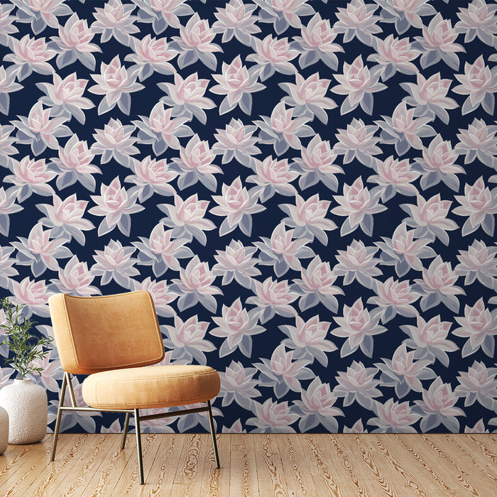 Une chambre moderne avec un papier peint floral représentant des nénuphars roses sur fond bleu marine, créant une atmosphère apaisante et élégante.