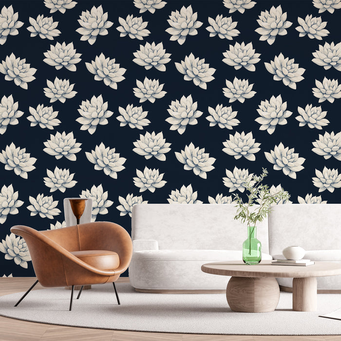 Un salon moderne avec un papier peint floral bleu marine orné de grandes fleurs de lotus blanches, créant une ambiance apaisante et élégante.