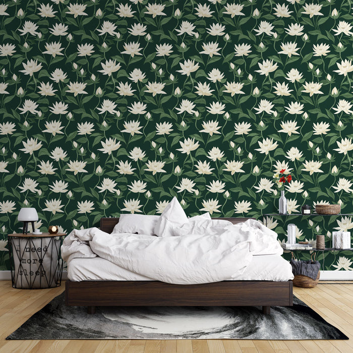 Une chambre apaisante avec un papier peint floral représentant des nénuphars blancs sur fond vert foncé, créant une ambiance naturelle et sereine.