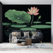 Papier peint nénuphars avec élégantes fleurs de lotus et feuilles sur fond sombre pour salon moderne