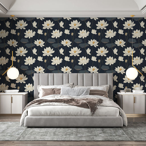 Une chambre élégante avec un papier peint floral représentant de grandes fleurs blanches sur fond bleu marine, créant une atmosphère apaisante et raffinée.