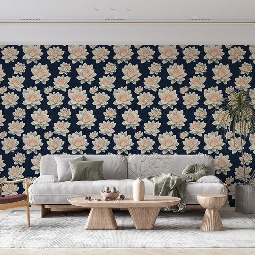 Un salon moderne avec un papier peint floral représentant des lotus roses sur fond bleu marine, créant une atmosphère apaisante et élégante.