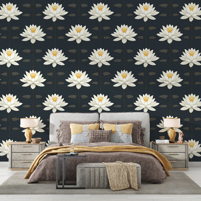 Une chambre élégante avec un papier peint floral représentant des nénuphars blancs et jaunes sur fond noir, créant une atmosphère apaisante et raffinée.