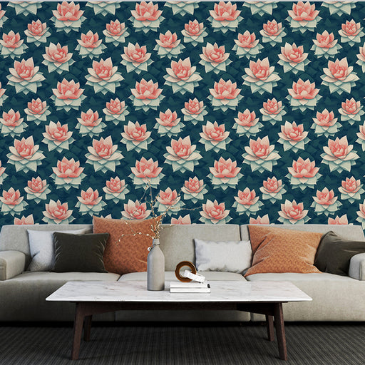 Un salon élégant avec un papier peint floral représentant des nénuphars roses sur fond bleu foncé, créant une ambiance apaisante et naturelle.