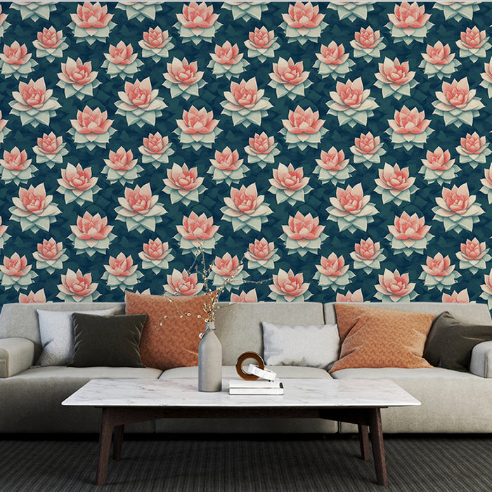 Un salon élégant avec un papier peint floral représentant des nénuphars roses sur fond bleu foncé, créant une ambiance apaisante et naturelle.