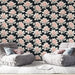 Un salon moderne avec un papier peint floral représentant des nénuphars aux teintes douces sur fond noir, créant une atmosphère élégante et apaisante.