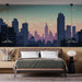 Une chambre moderne avec un papier peint représentant une skyline urbaine au crépuscule, mêlant des teintes de bleu, rose et violet, créant une ambiance à la fois dynamique et apaisante.
