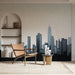 Une pièce moderne avec un papier peint représentant une silhouette de skyline urbaine en dégradé de bleu et noir, créant une ambiance contemporaine et dynamique.