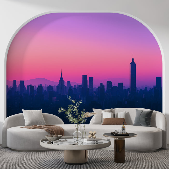 Un salon moderne avec un papier peint représentant un paysage urbain au crépuscule, mêlant des teintes violettes et bleues pour une ambiance apaisante et contemporaine.