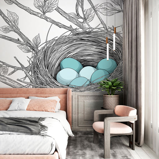 Une chambre douce avec un papier peint illustrant un nid stylisé entouré de branches, mettant en avant des œufs turquoise sur fond clair, créant une atmosphère apaisante et naturelle.