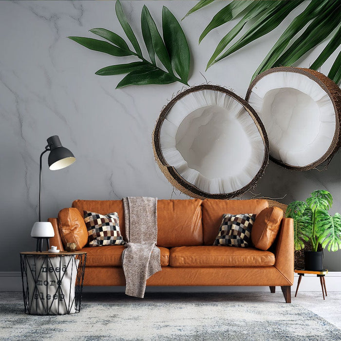 Un salon moderne avec un papier peint représentant des noix de coco et des feuilles tropicales sur un fond marbré, créant une atmosphère fraîche et naturelle.