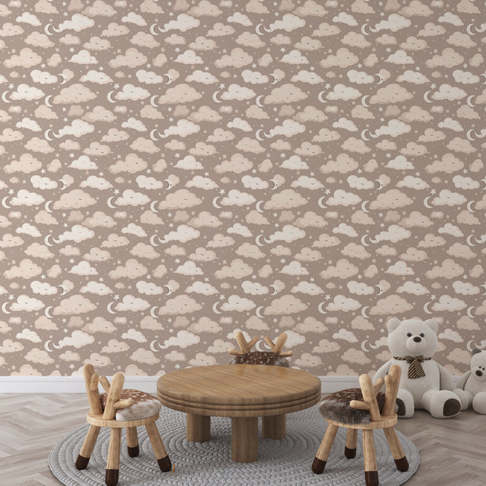 Une chambre d'enfant avec un papier peint doux représentant des nuages et des étoiles sur fond beige, créant une atmosphère apaisante et rêveuse.