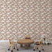 Une chambre d'enfant avec un papier peint doux représentant des nuages et des étoiles sur fond beige, créant une atmosphère apaisante et rêveuse.