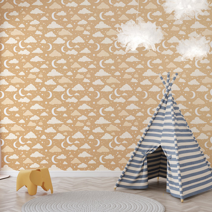 Une chambre d'enfant avec un papier peint beige illustrant des nuages, des lunes et des étoiles, créant une atmosphère douce et rêveuse.