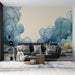 Un salon moderne avec un papier peint représentant des nuages stylisés en dégradés de bleu sur fond beige, créant une atmosphère apaisante et artistique.