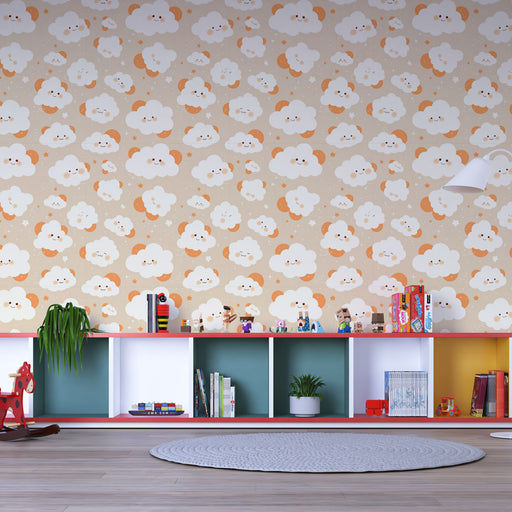 Une chambre d'enfant avec un papier peint ludique représentant des nuages souriants sur fond beige, créant une ambiance joyeuse et réconfortante.