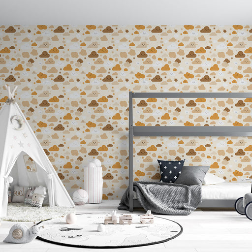 Une chambre d'enfant avec un papier peint ludique représentant des nuages aux teintes douces de beige, marron et blanc, créant une atmosphère chaleureuse et joyeuse.