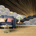 Un salon contemporain avec un papier peint abstrait noir et doré représentant des nuages stylisés, créant une atmosphère élégante et dynamique.