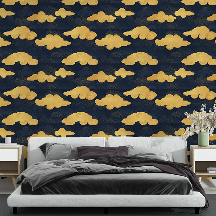 Une chambre moderne avec un papier peint bleu nuit orné de nuages dorés, créant une atmosphère élégante et rêveuse.