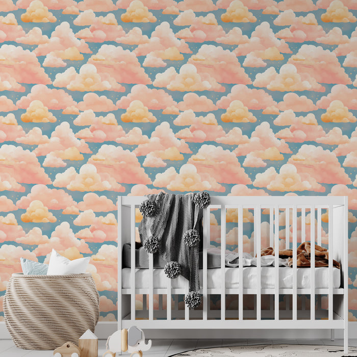 Une chambre d'enfant avec un papier peint représentant des nuages roses et jaunes sur fond bleu, créant une ambiance douce et rêveuse.