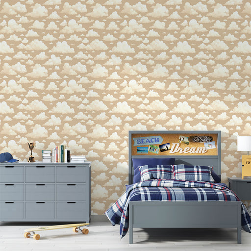 Une chambre moderne avec un papier peint aux motifs de nuages blancs sur fond beige, créant une atmosphère douce et rêveuse.