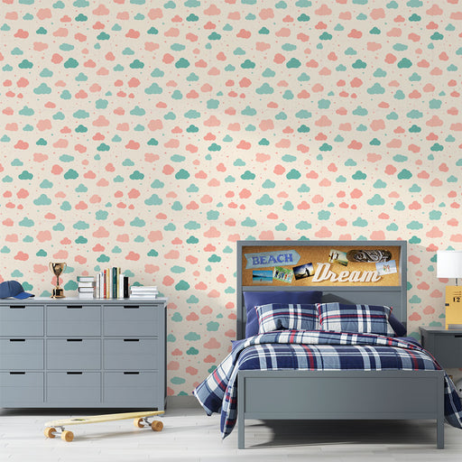 Une chambre moderne avec un papier peint ludique aux motifs de nuages roses et verts sur fond crème, créant une ambiance douce et rêveuse.