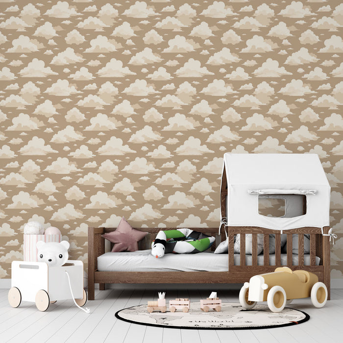 Une chambre d'enfant avec un papier peint représentant des nuages doux sur fond beige, créant une atmosphère chaleureuse et rêveuse.