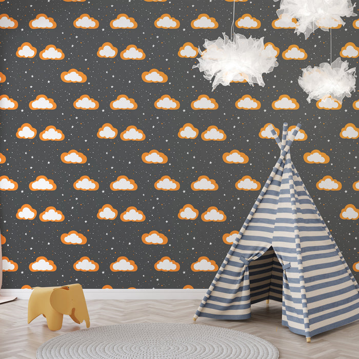 Une chambre d'enfant avec un papier peint ludique représentant des nuages blancs et orange sur fond gris, créant une atmosphère joyeuse et rêveuse.