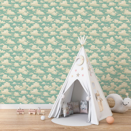 Une chambre d'enfant avec un papier peint représentant des nuages doux sur fond turquoise, créant une atmosphère rêveuse et apaisante.