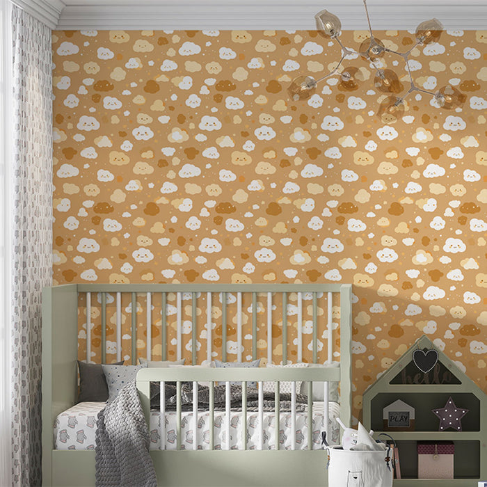 Une chambre d'enfant avec un papier peint aux motifs de nuages dans des teintes douces de beige et d'orange, créant une ambiance chaleureuse et ludique.