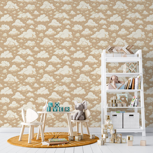 Une chambre d'enfant avec un papier peint beige orné de nuages blancs, créant une atmosphère douce et rêveuse, idéale pour l'éveil et l'imagination.