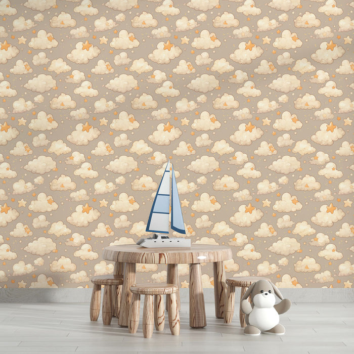 Une chambre d'enfant avec un papier peint illustrant des nuages doux et des étoiles dorées sur fond beige, créant une ambiance rêveuse et chaleureuse.