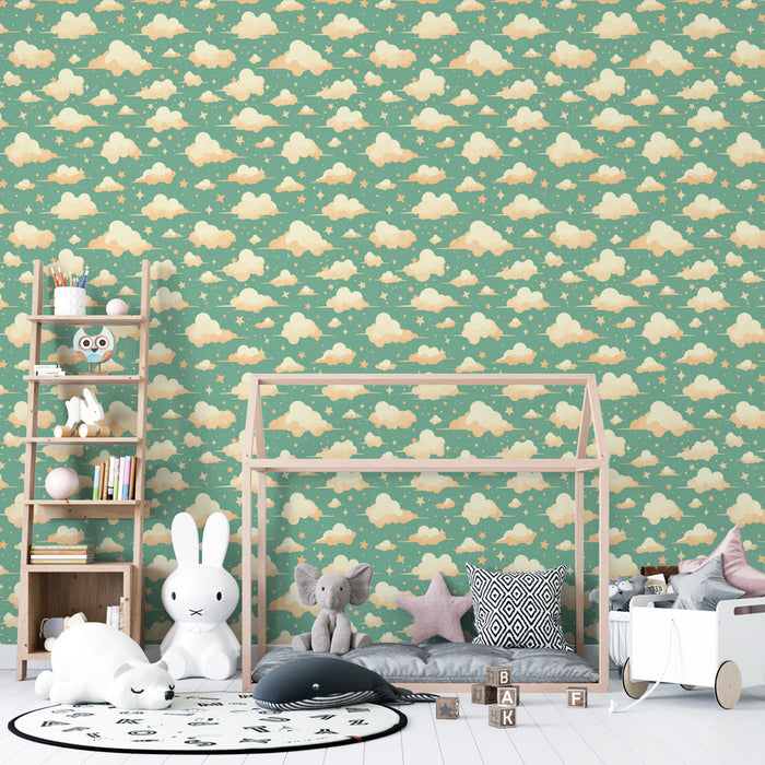 Une chambre d'enfant avec un papier peint bleu-vert illustrant des nuages doux et des étoiles dorées, créant une atmosphère rêveuse et apaisante.