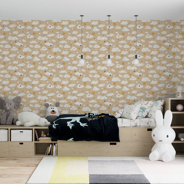 Une chambre d'enfant avec un papier peint doux représentant des nuages blancs et des étoiles dorées sur fond beige, créant une atmosphère chaleureuse et rêveuse.