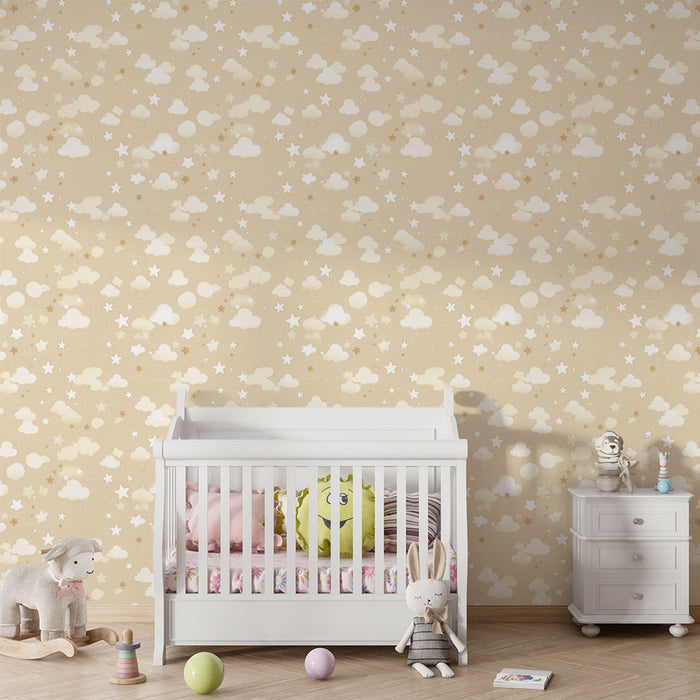 Une chambre d'enfant avec un papier peint beige orné de nuages et d'étoiles blanches, créant une ambiance douce et rêveuse.