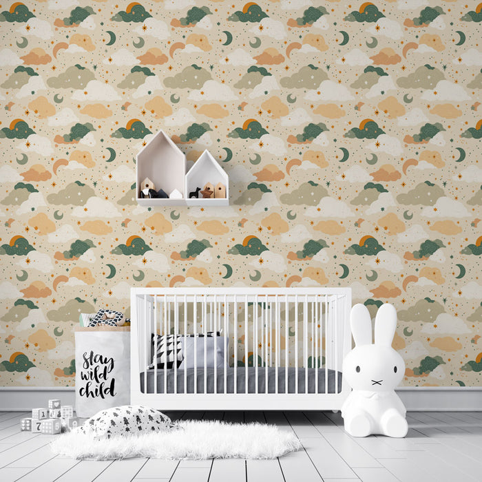 Une chambre d'enfant avec un papier peint ludique représentant des nuages, des lunes et des étoiles dans des teintes douces de beige, vert et orange, créant une atmosphère apaisante et rêveuse.