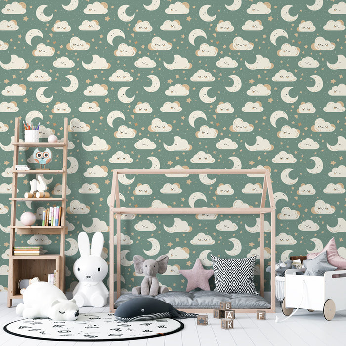 Une chambre d'enfant avec un papier peint illustrant des nuages et des lunes souriants sur fond vert, créant une atmosphère douce et rêveuse.