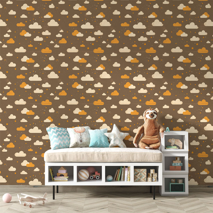 Une chambre d'enfant avec un papier peint ludique représentant des nuages et des étoiles dans des teintes beige, orange et marron, créant une atmosphère chaleureuse et joyeuse.