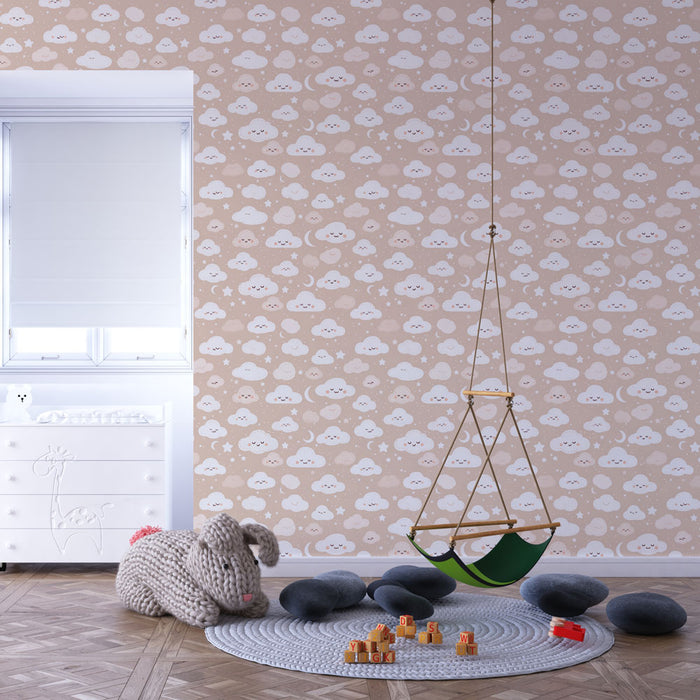 Une chambre d'enfant avec un papier peint doux représentant des nuages souriants et des étoiles sur fond beige, créant une atmosphère chaleureuse et ludique.