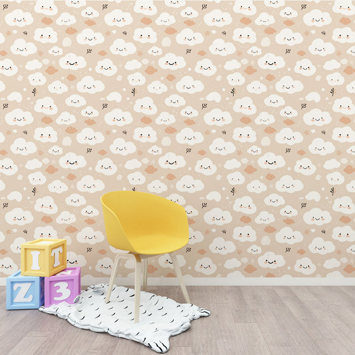 Une chambre enfantine avec un papier peint ludique représentant des nuages souriants sur fond beige, créant une atmosphère joyeuse et réconfortante.