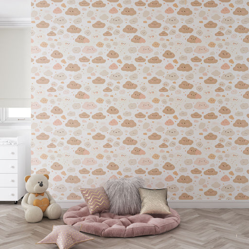 Une chambre d'enfant avec un papier peint ludique représentant des nuages souriants dans des teintes douces de rose et beige, créant une ambiance joyeuse et apaisante.