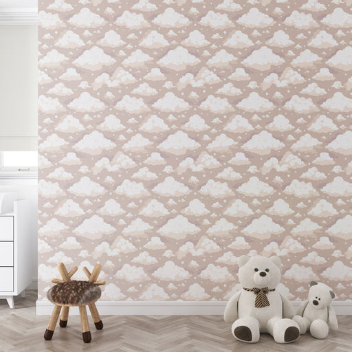 Une chambre douce avec un papier peint représentant des nuages blancs sur fond beige, créant une atmosphère apaisante et rêveuse.