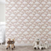 Une chambre douce avec un papier peint représentant des nuages blancs sur fond beige, créant une atmosphère apaisante et rêveuse.