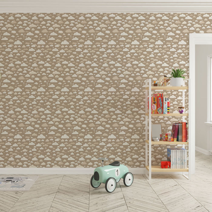 Une chambre d'enfant avec un papier peint beige orné de nuages blancs, créant une ambiance douce et ludique.