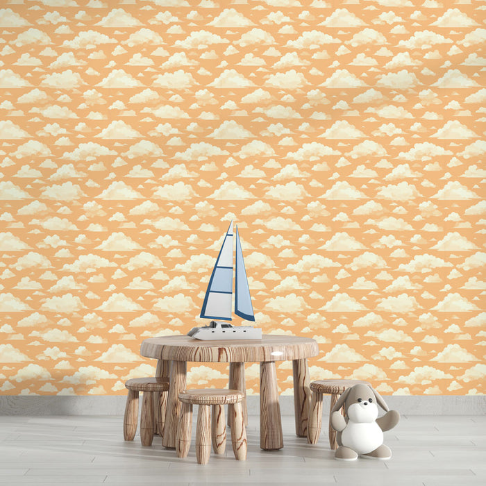 Une chambre d'enfant avec un papier peint illustrant des nuages blancs sur fond orange, créant une ambiance douce et rêveuse.