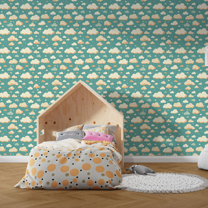 Une chambre enfantine avec un papier peint bleu turquoise orné de nuages blancs et beiges, créant une ambiance douce et rêveuse.