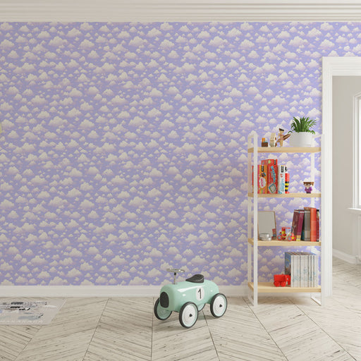 Une chambre d'enfant avec un papier peint pastel violet orné de nuages blancs, créant une atmosphère douce et rêveuse.