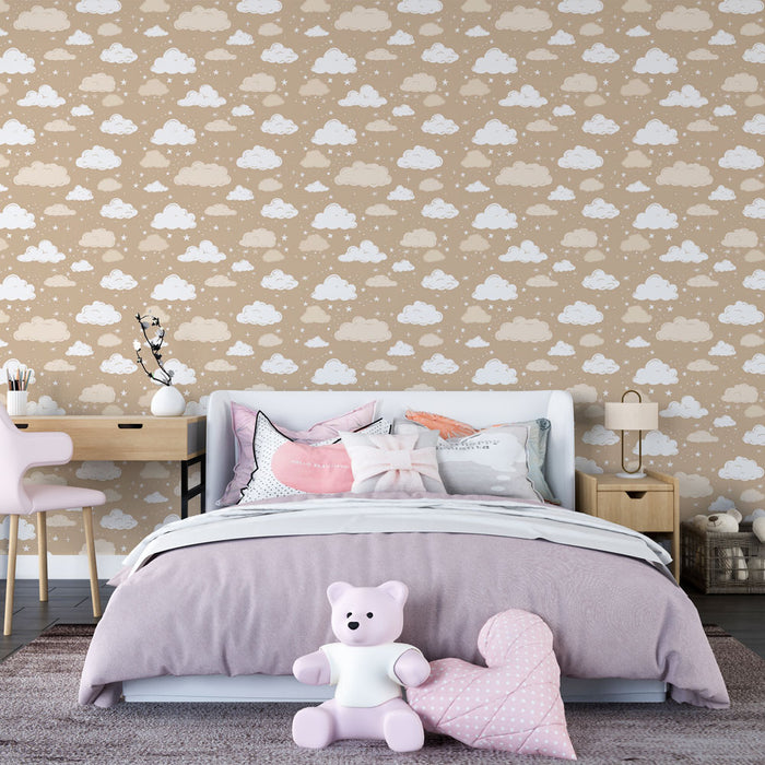 Une chambre douce avec un papier peint beige orné de nuages blancs et d'étoiles, créant une ambiance apaisante et rêveuse.